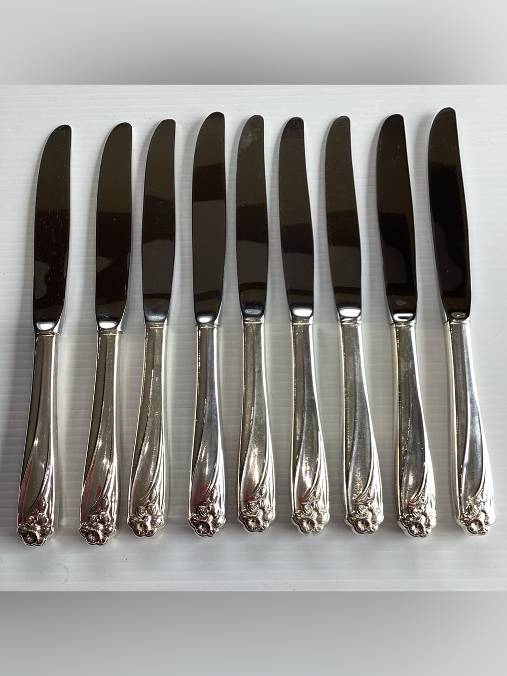 9 X Daffodil 1847 Rogers Bros IS Silverplate Flatware Silverware Dinner Knives